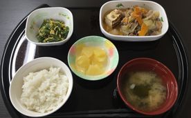 ほうれん草のおひたしや煮物、ごはんと味噌汁のセット