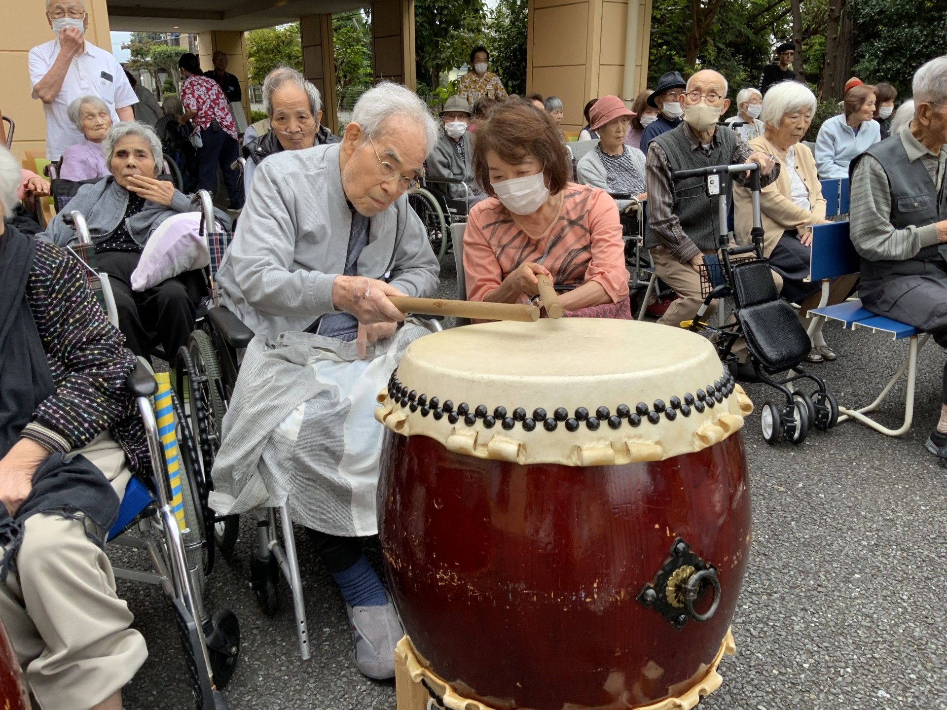 和太鼓を囲む笑顔の集い