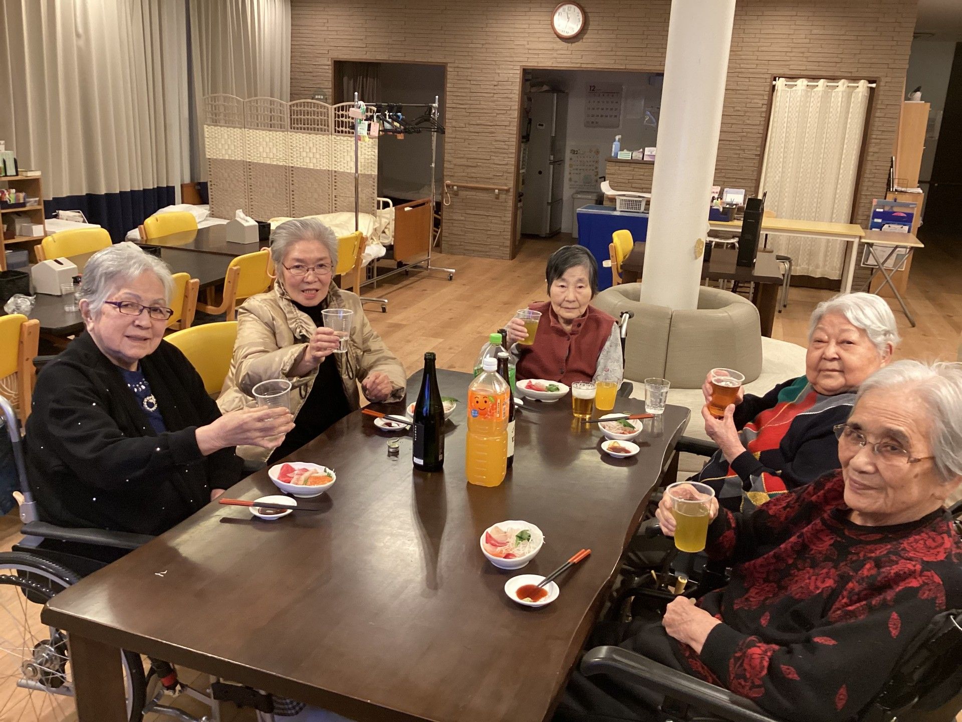 楽しそうな食事会の様子