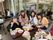共有ダイニングでの食事風景
