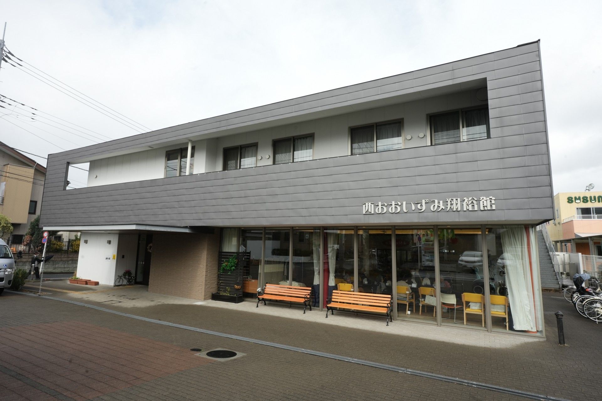 新築そうな建物の外観
