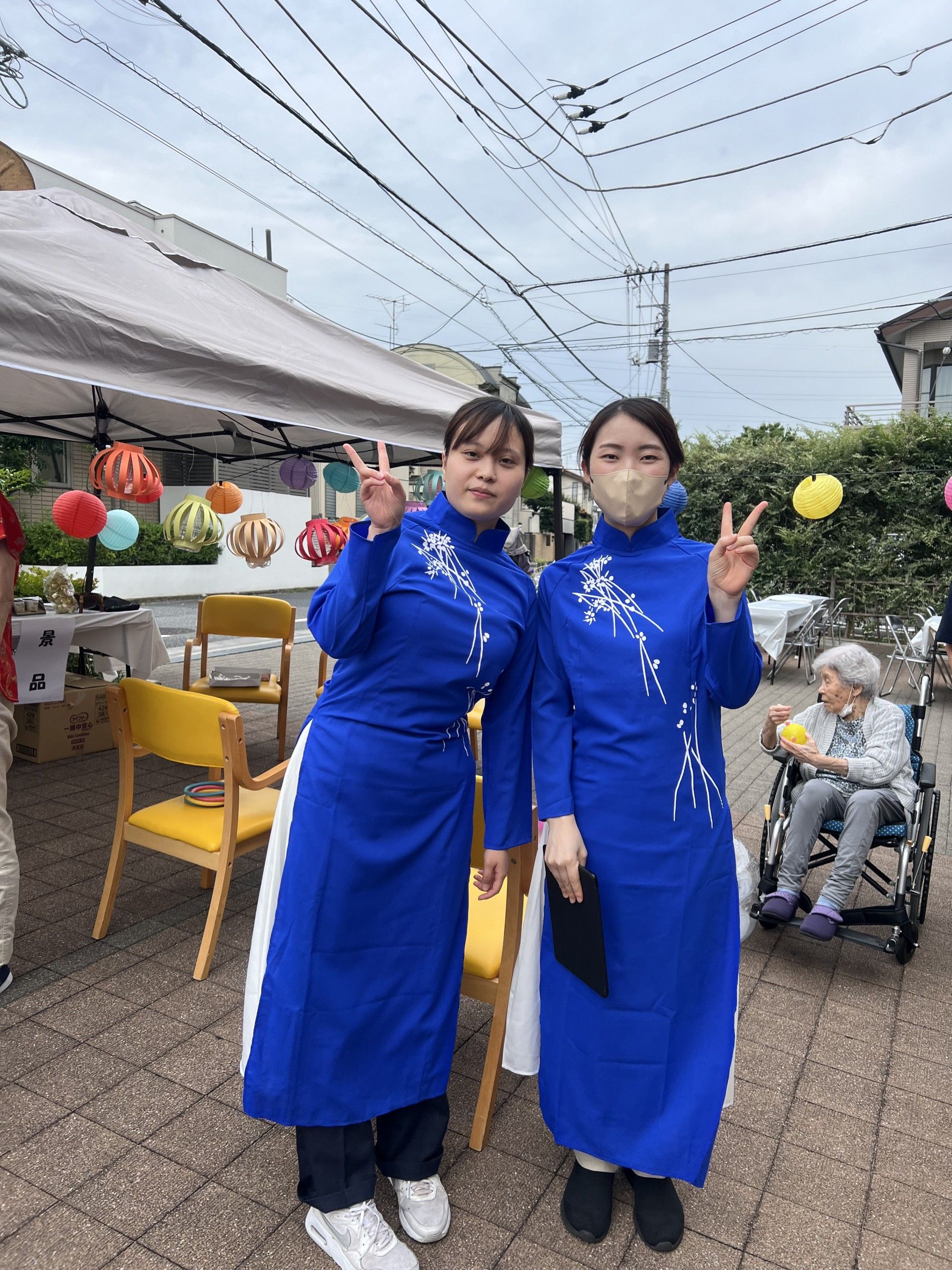 イベントを楽しむ人々