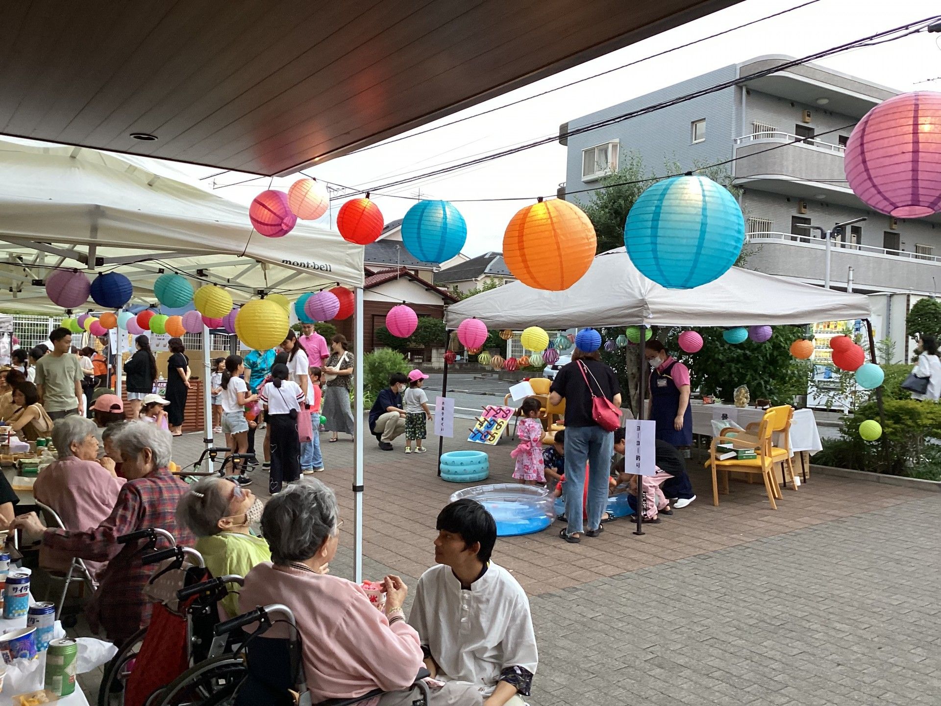賑やかな屋外イベント