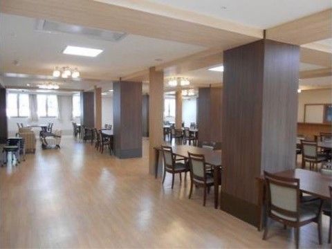 四人掛けのテーブルが柱を挟んで並べられた、落ち着いた雰囲気の食堂