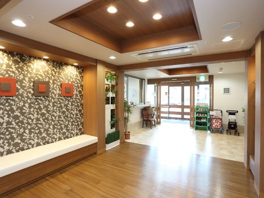 施設玄関からつづく廊下