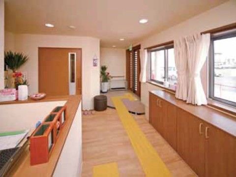 段差を極力なくしてバリアフリーに配慮された施設のエントランス