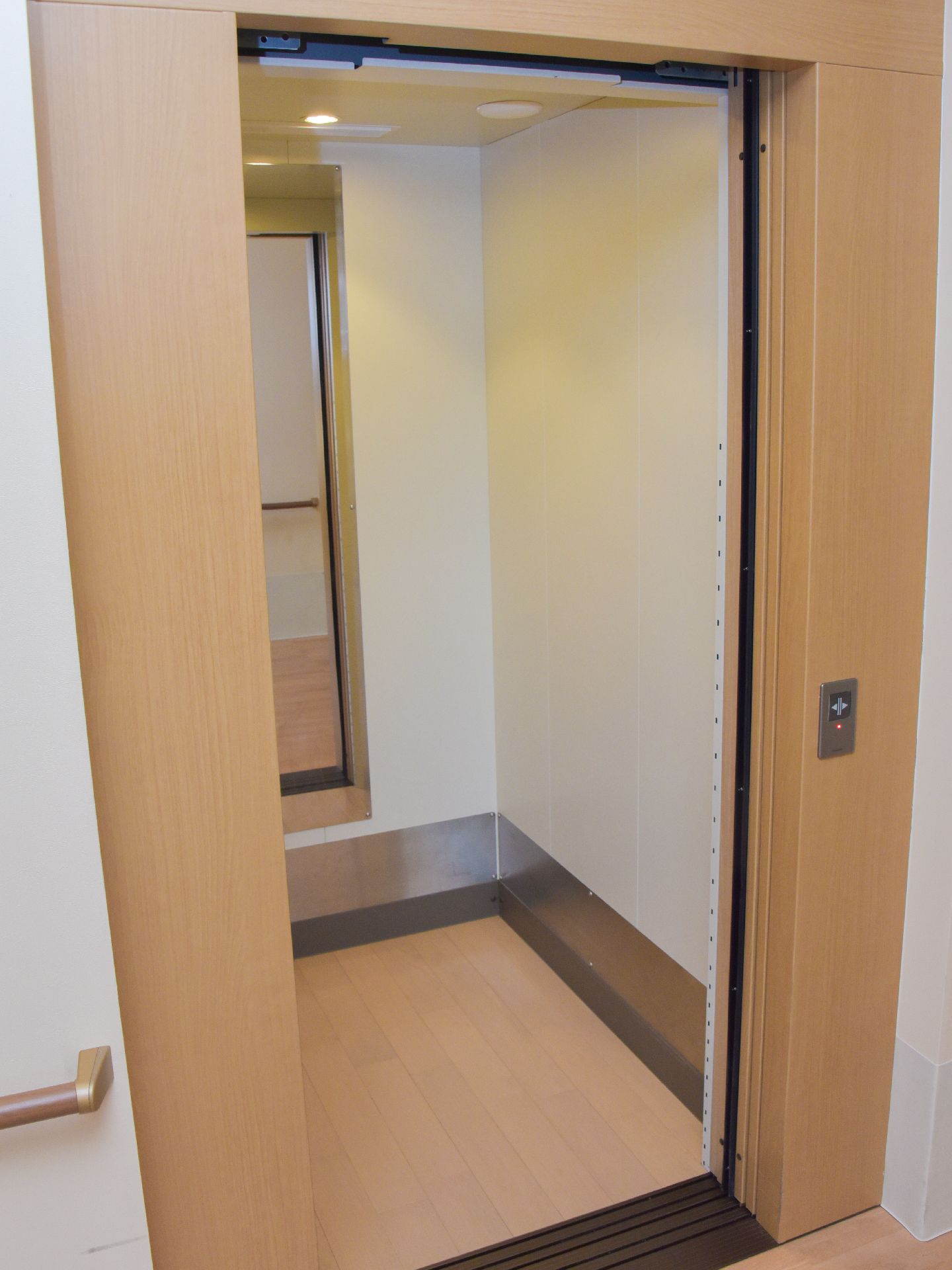 2階建ての建物ですが、高齢者には上がり下がりがきついので、エレベーターが設置されており、利用者がスムーズに移動できるような作りになっている。