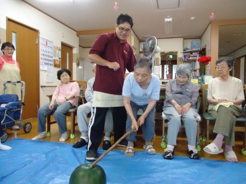 スタッフにサポートされながらイベントに参加する入居者様