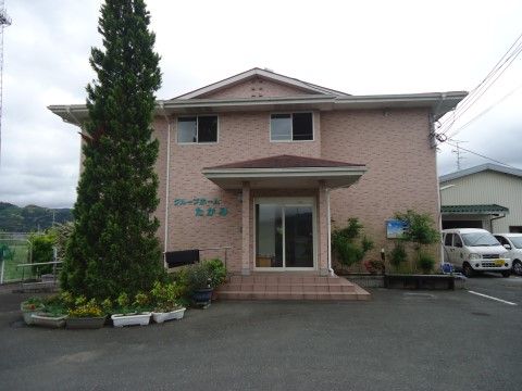 エントランスへの入り口は、階段もしくはスロープを使って移動できる。また、駐車場をご用意しているので、お越しいただきやすい。