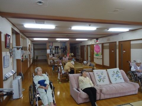 広々としたリビングには、テーブル席とソファ席を設けている。ソファは背もたれが高いので、ゆったりと座れる。