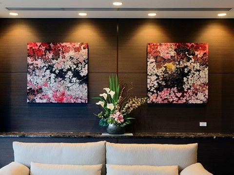 訪れた方をお迎えするようエントランスホールに飾られた桜の絵