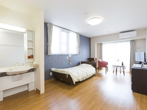 広々として車いすの方にも快適に過ごしていただける、介護ベッドが置かれた居室