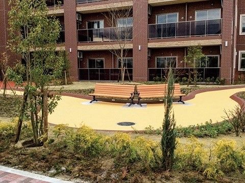 綺麗に植えられた植物を眺めながらのんびり日向ぼっこ出来る施設の庭