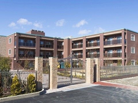 アカデミックな雰囲気の3階建ての建物になっている。各部屋にはバルコニーがついていて、開放感にあふれている。