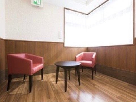 木目調の床と白い壁が落ち着いた雰囲気を感じさせる談話コーナーが設置されている。ソファに座ってゆっくり話や相談をすることができる。