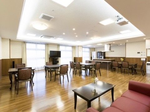 バリアフリー仕様の広いダイニングルームがある。カウンターキッチンも併設されているため、作りたての料理を味わうことができる。