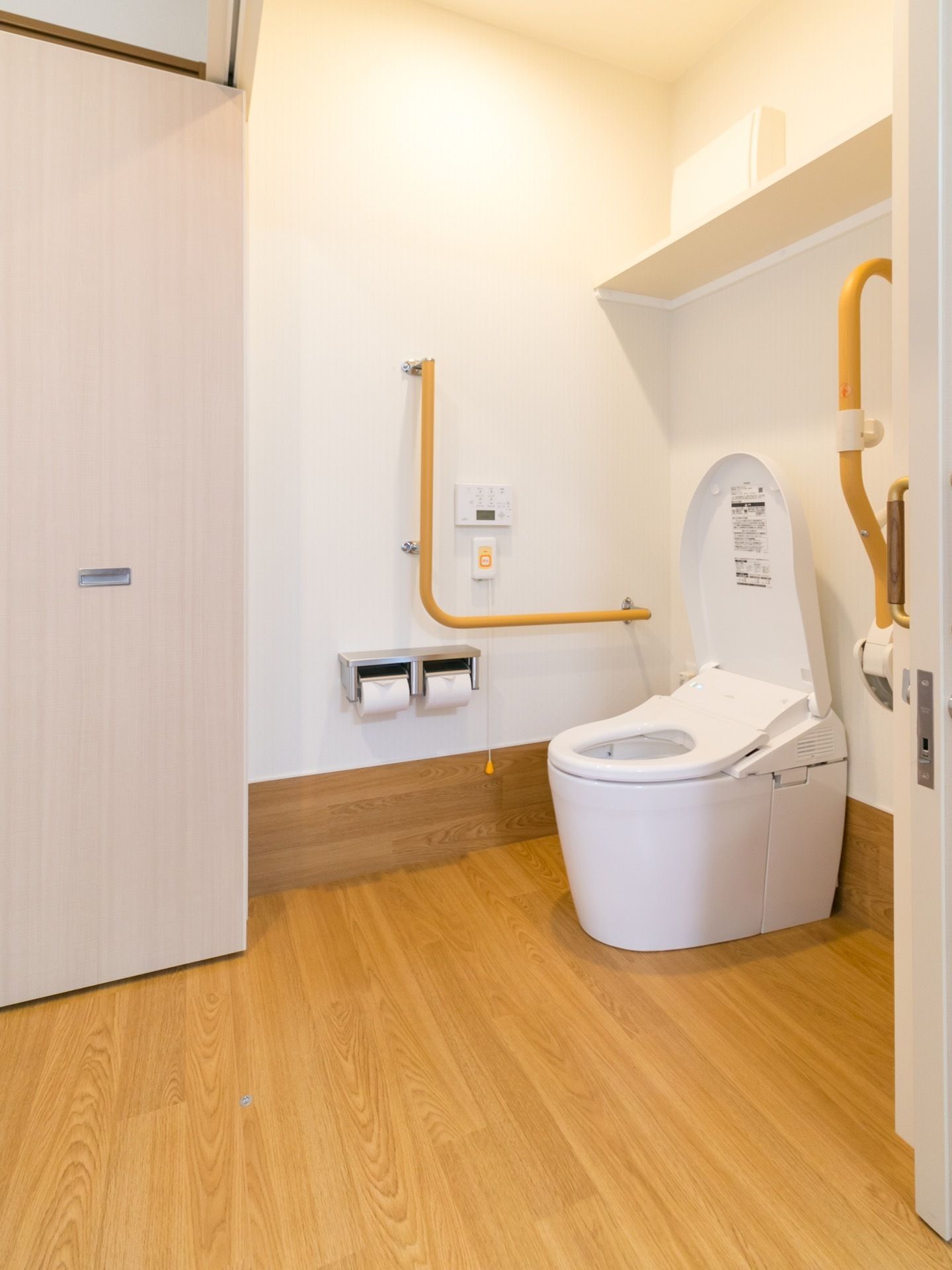 広々とした清潔感のあるトイレになっている。温水洗浄便座になっており、操作ボタンが壁にあるので押しやすく便利である。