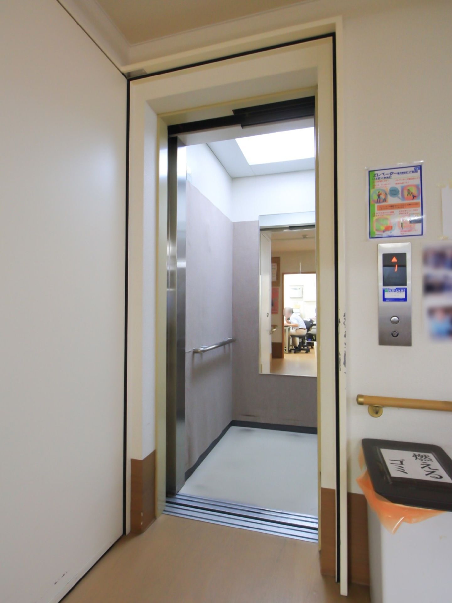 エレベーター内には鏡と手すりが設置されている。エレベーター横にはゴミ箱が置いてあり、手すりもつけられている。