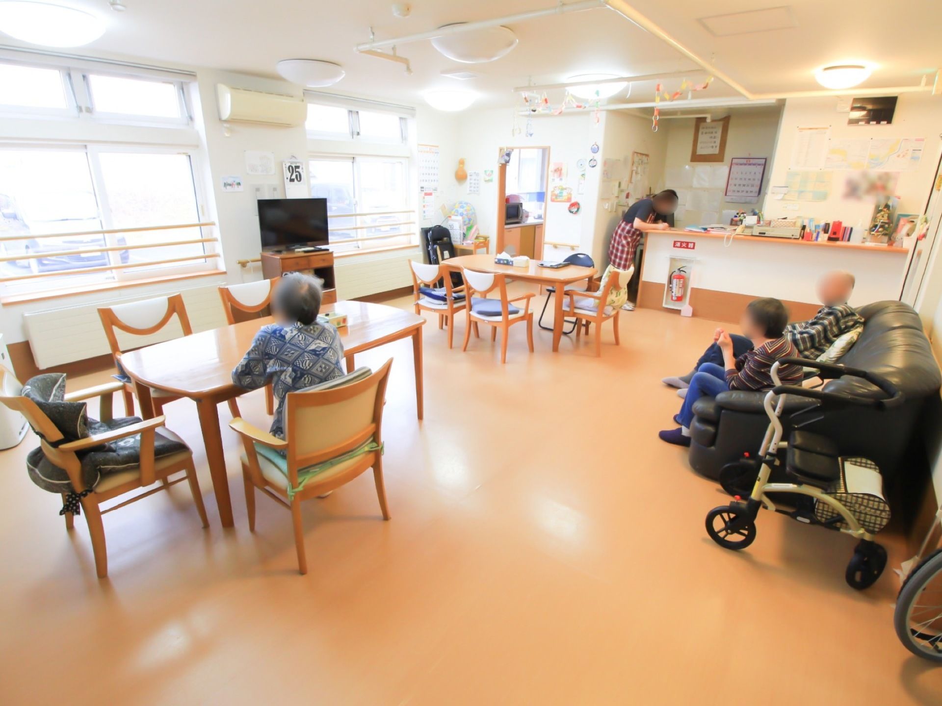 食堂には窓が多数設置され、明るく落ち着いた雰囲気がある。家具は距離を空けて配置され、通路を広く確保している。