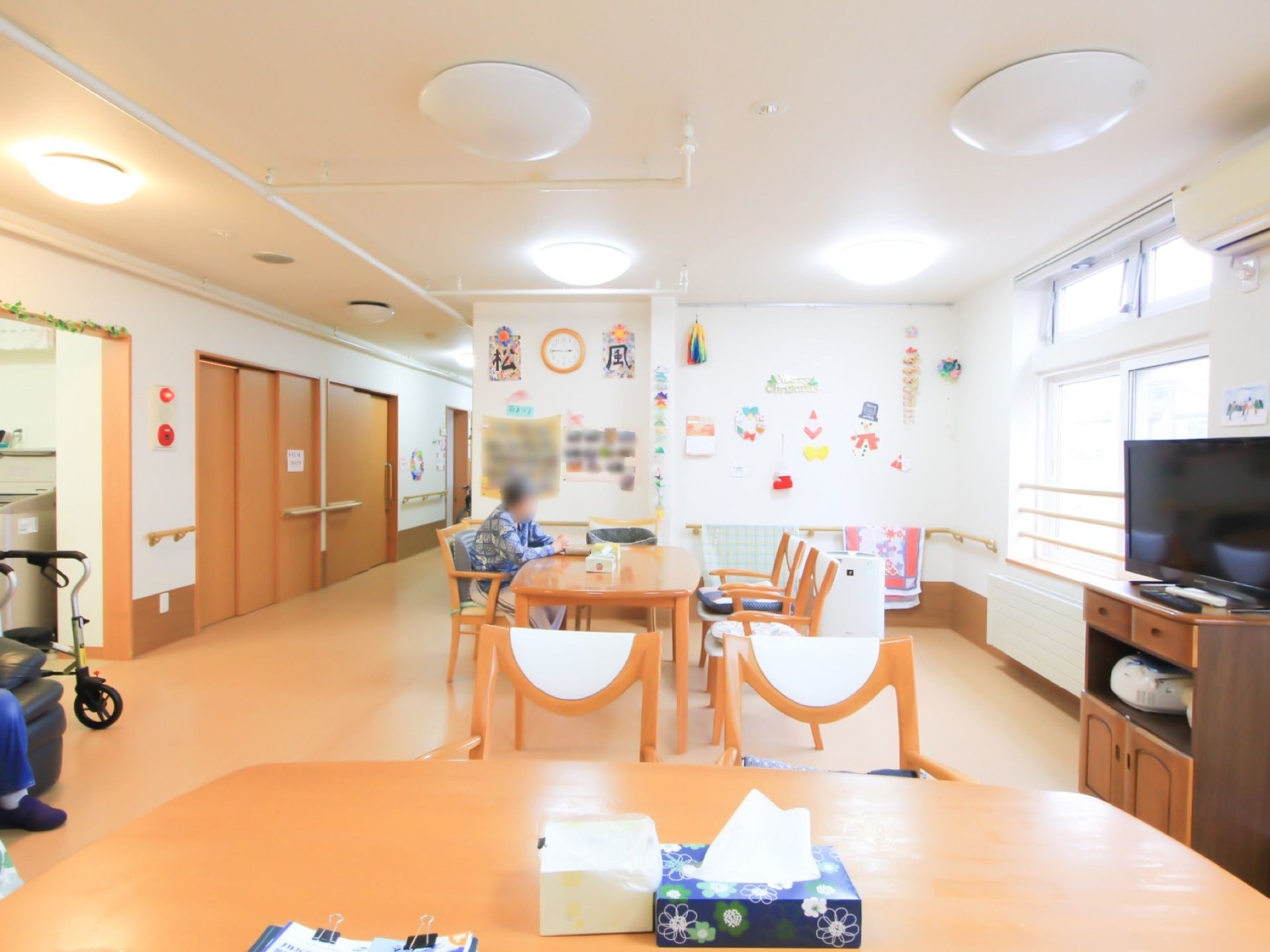 食堂の白い壁には、習字作品や写真が飾ってある。季節に合わせた装飾もあり、アットホームな雰囲気になっている。