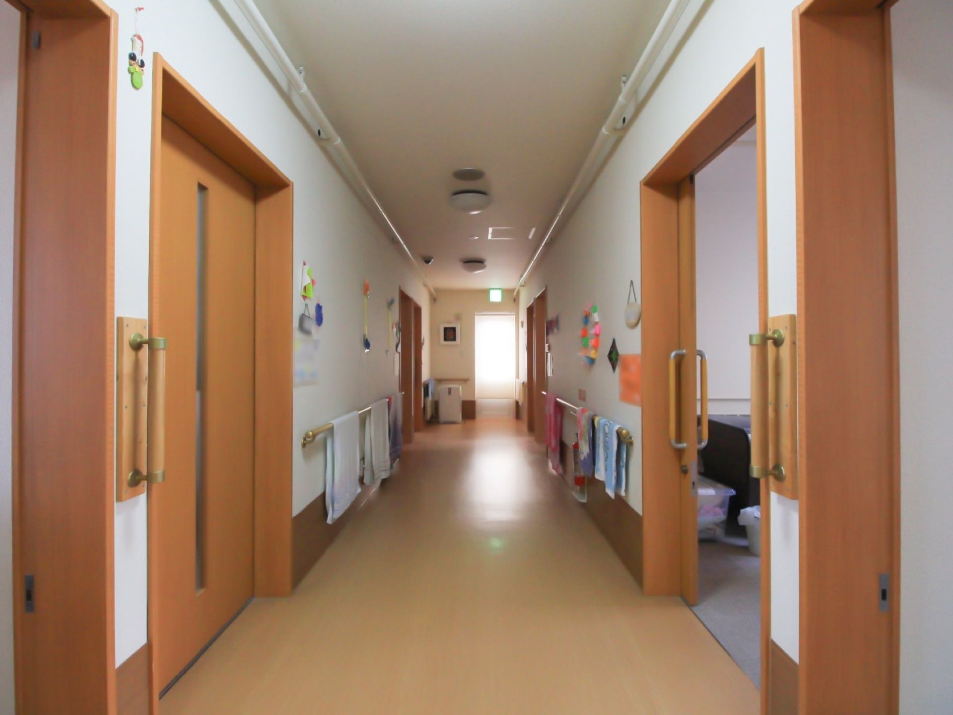 廊下には照明が多く設置され、夜間でも明るく安全に通行できる環境となっている。左右の壁に手すりを設置していて、掴まりながら通行できる。