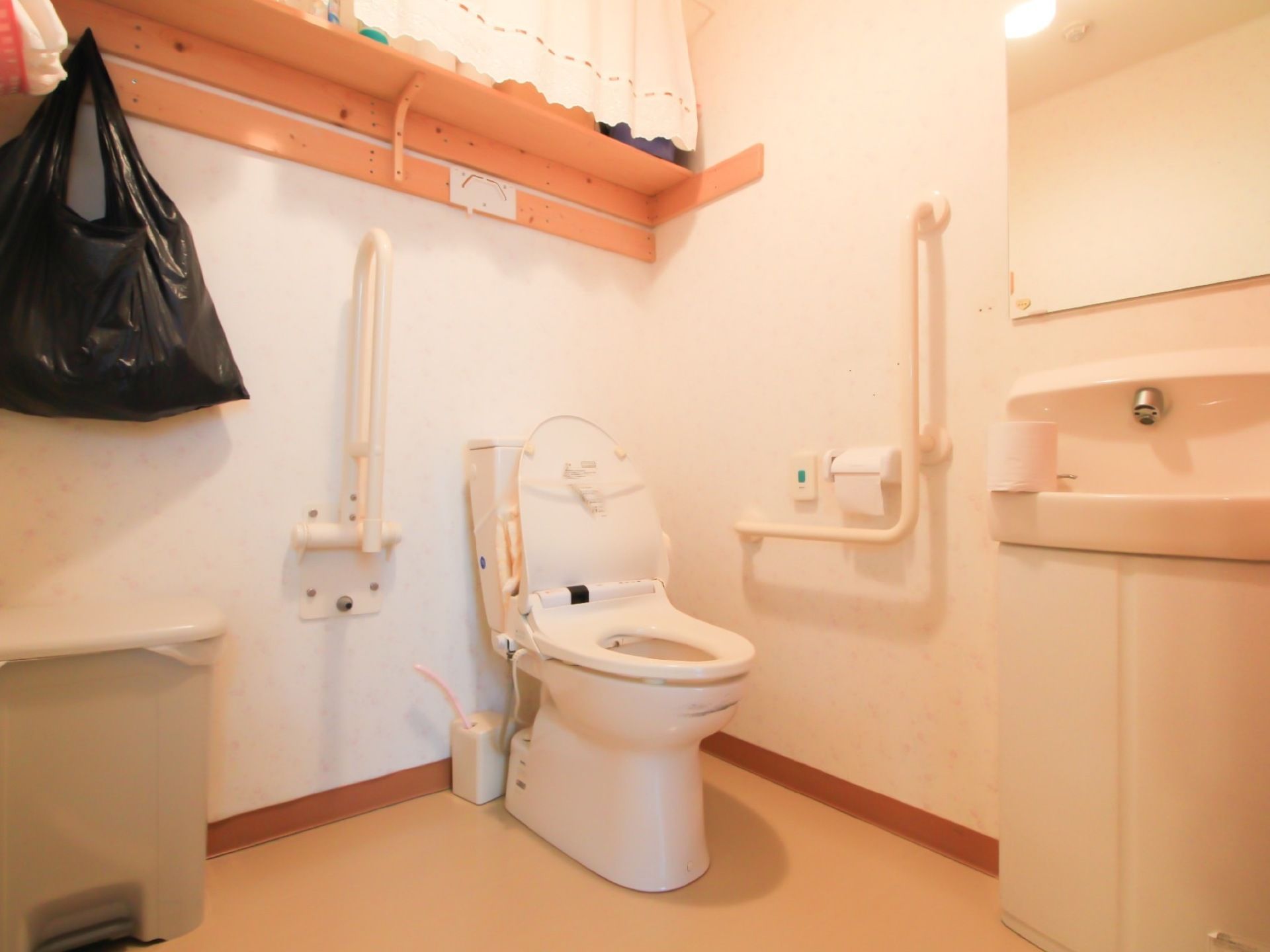 トイレはスペース確保のため、作り付けの棚を壁に設置している。通路を広く設けて、車椅子をご利用の方が行き来しやすくしている。
