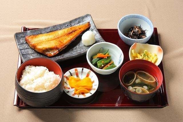 焼き魚がメインのご飯と汁物が付いた献立