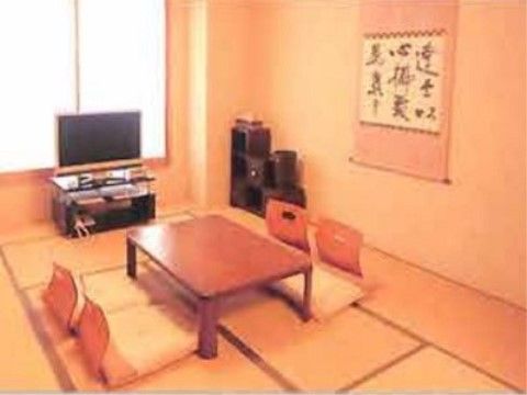 畳の部屋に座椅子とテーブル、テレビが置かれた共有スペース