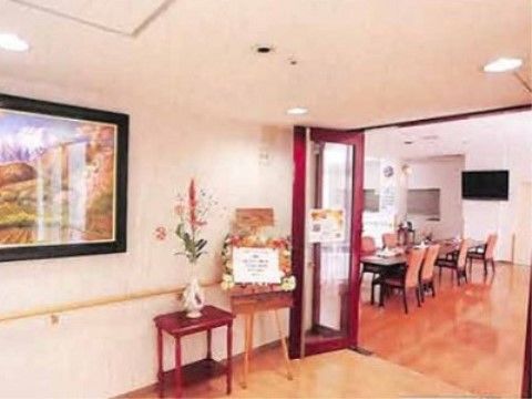 明るい日差しが差し込む食堂。出入口が広々としていて開放的な空間となっている。季節の花が飾られている。