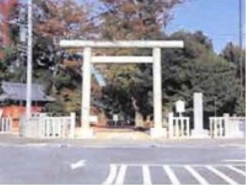 道路に隣接している神社である。大きな鳥居があり、神社内には木々が生茂っている。伝統的歴史を感じさせる雰囲気がある。