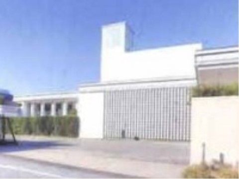 白を基調とした四角い箱型の大きな建物である。奥行きのあるデザインであり、草花などの自然と融合している。