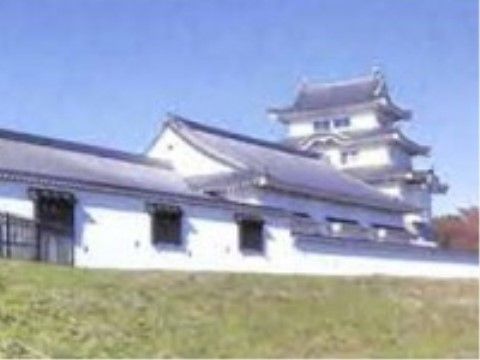 関宿城を忠実に再現した外観の博物館。土手の上に建てられた天守閣の後ろには紅葉が見え、とても美しい情景である。