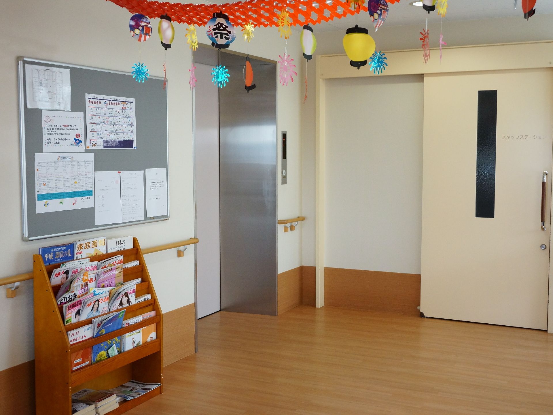 ホールでは、様々なジャンルの雑誌が入っているマガジンラックが設置されている。壁に手すりや掲示板が備わっている。