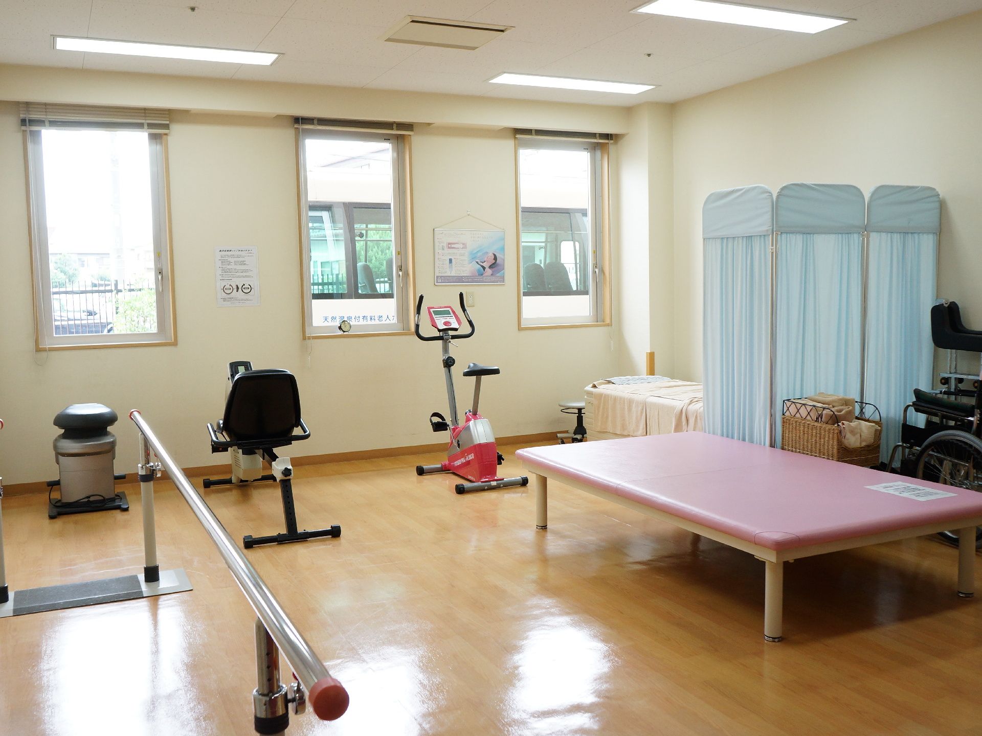 足の不自由な人のために、施設内にはリハビリルームを完備している。フロアには歩行を補助するための、手すりが用意されている。