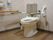 トイレには洗浄機能がついた洋式便器を設置している。また壁には手すりがあり、緊急時の呼び出しボタンを備え付けている。