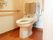 居室のトイレには洗浄機能がついた洋式便器を設置している。また壁には手すりがあり、緊急時のナースコールを備え付けている。