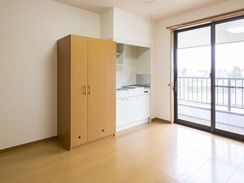 「サービス付高齢者向け住宅 ご隠居長屋 和楽久しらかわ」居室。読書をしたり、音楽を聴いたりして、リラックスしてください。
