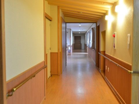 「サービス付高齢者向け住宅 ご隠居長屋 和楽久しらかわ」廊下。手すり付きの安全設計はもちろん、余裕のあるスペースです。