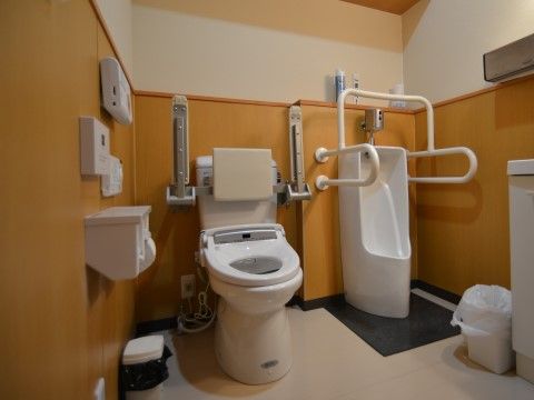 「サービス付高齢者向け住宅 ご隠居長屋 和楽久しらかわ」おトイレ。転倒防止策のため、手すりを完備しています。