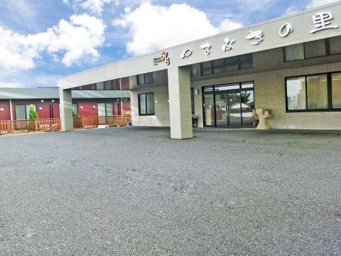 平屋建てなので、圧迫感がない外観である。施設前のスペースが広いため、ゆったりとした印象になっている。