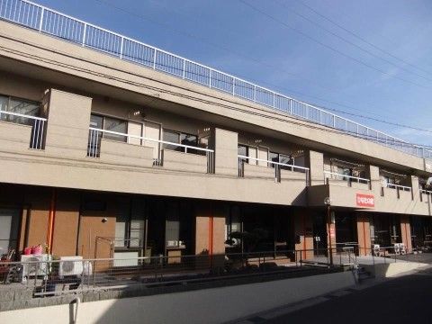 入居者様の個室から出られるベランダが並んでいる施設の外観
