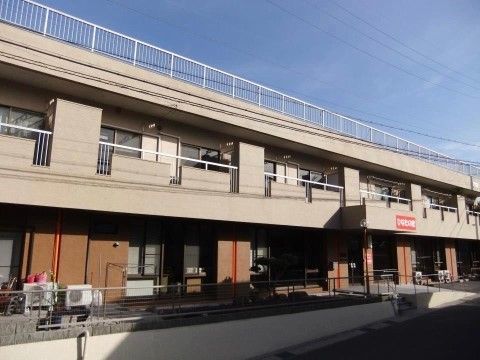 老人ホームのほかデイサービスとしての機能も果たす施設である。見晴らしもよく、開放的に日々を過ごすことができる。