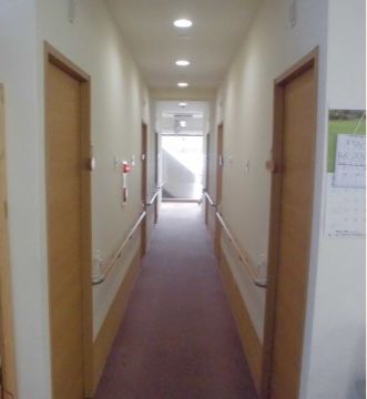 廊下には段差がなく、各所に手すりが備え付けられているため入居者様の身体への負担も少なく、ストレスのない移動が可能である。