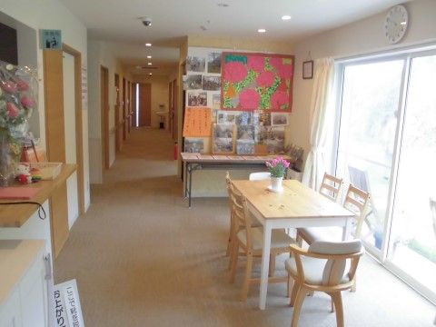 入居者様が集まってくつろげるスペースである。庭に出入りができるガラスのドアから光が差し込み、明るい室内になっている。