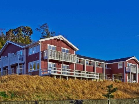 ２階建てでコテージのような建物でとてもおしゃれである。建物の下には原っぱがあり、植物が良く生えている。