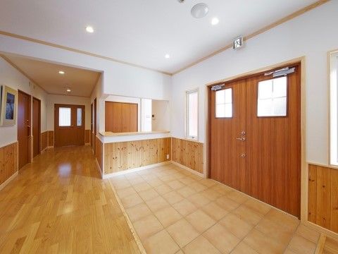 白を基調としており、床や壁の一部が木製で温かみのあるエントランスである。エントランスとフロアはバリアフリーである。