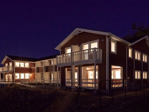 周りには他の民家や建物がなく、建物の照明が外を明るく照らしている。高台にあるため、空をじっくりと眺めることができる。