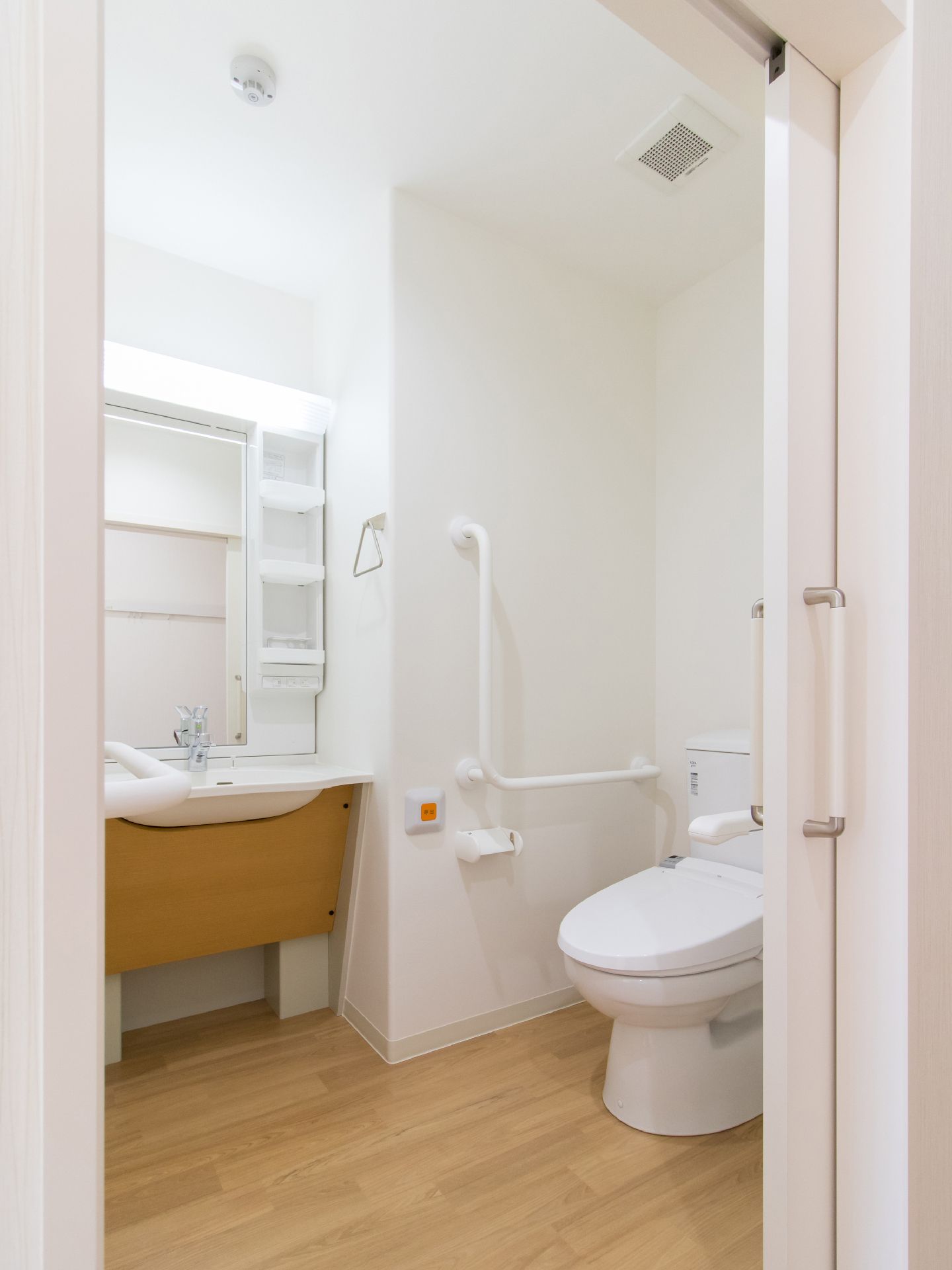 白を基調とした清潔感のあるトイレには、洗面スペースが隣にあるので便利。また、温水洗浄便座が完備されている。