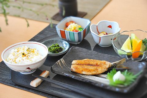ふりかけご飯と焼き魚にフルーツのデザートが付いたセット