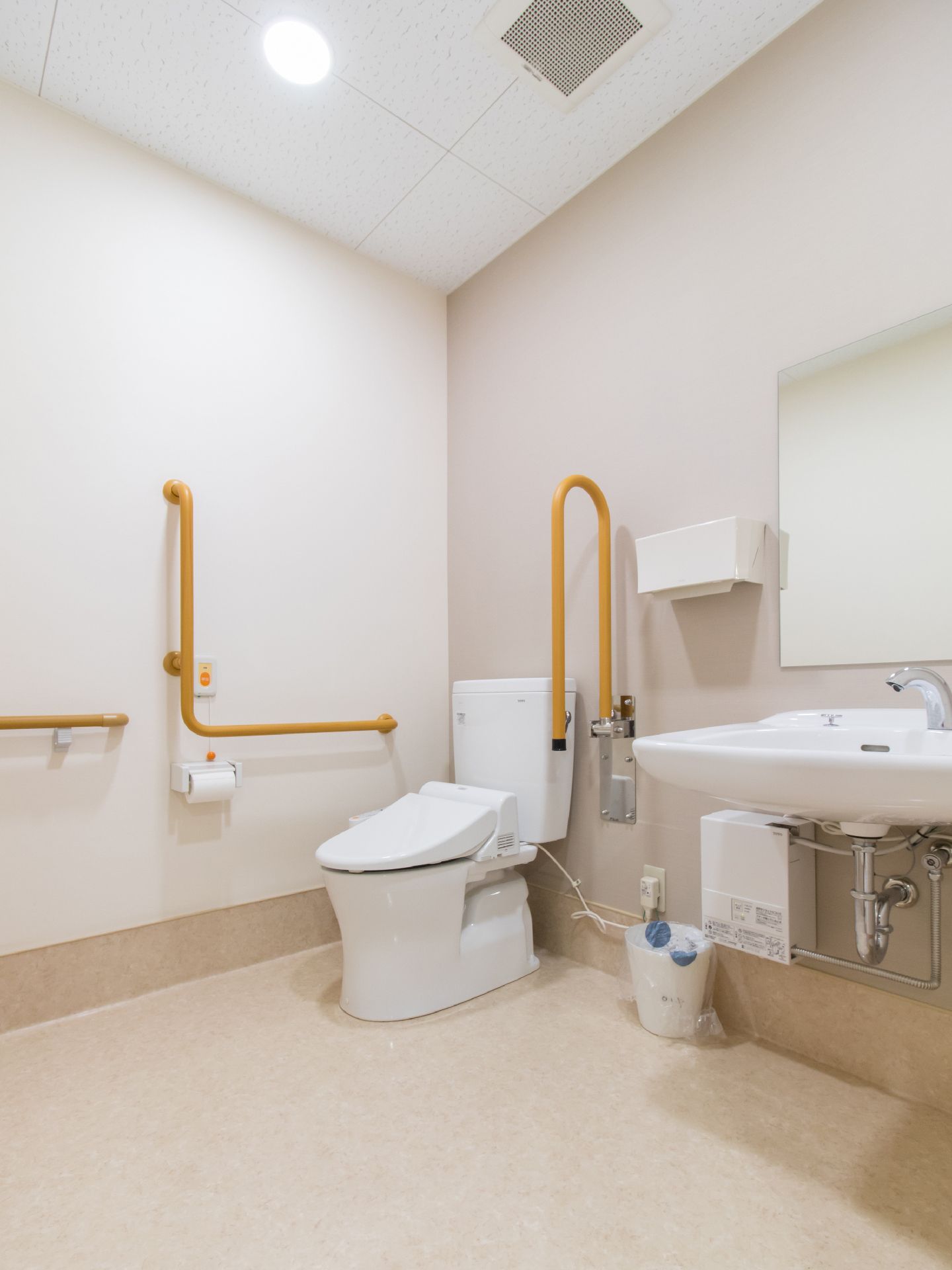 広々とした空間のトイレで、車いすの方も余裕をもって利用することができる。手すりが可動式のものも設置されているので使いやすい。